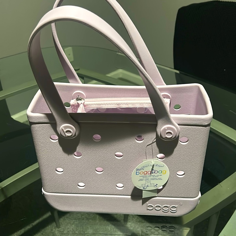Bogg bag. New with tags. Lavander
Size: 15in L x 5in W x 12.5in H.Weight: 4 lbs